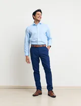 Camisa blanca de vestir, de corte clásico y manga larga.