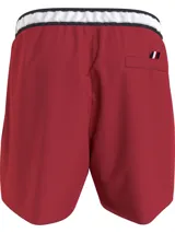 Short de baño rojo con cintura elástica blanca, cordón ajustable y logo de Tommy Hilfiger estampado en la pierna derecha.