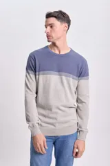 Buzo de punto gris claro con franjas horizontales en el pecho y mangas largas.