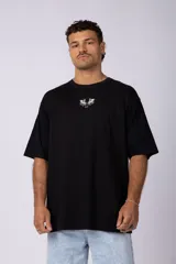 Remera negra oversize de mangas cortas con estampado pequeño de dos caballos blancos en el pecho.