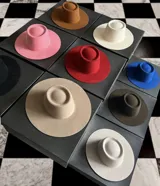 Sombrero de ala ancha color marrón, con copa alta y ala recta.