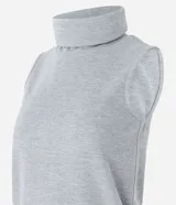 Blusa sin mangas de punto color gris, con cuello alto y superficie lisa.