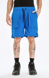 Bermuda azul francia de calce relax-fit con bolsillos delanteros con fuelle, cintura con elástico y cordón de ajuste. Tejido Water Repellent.