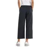 Pantalón de tejido elástico color negro, con tiro alto, bolsillos y ajuste holgado.