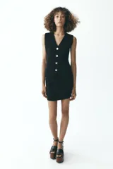 Minifalda negra de punto con cintura elástica.