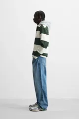 Sudadera tipo polo con cuello clásico, manga larga y diseño a rayas horizontales en color verde oscuro y crudo.