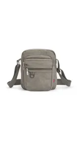 Morral pequeño de tela canvas color gris topo, con correa regulable de galón. Presenta múltiples compartimentos frontales con cierre, un bolsillo trasero con cierre y un compartimento principal superior con cierre.
