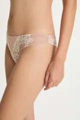 Colaless de encaje color rosa pálido con detalles de encaje blanco en los bordes.