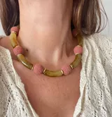 Collar con cuentas de color rosa coral y cuentas tubulares color ámbar, separadas por pequeñas cuentas doradas.