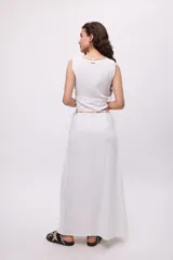 Musculosa celeste de algodón con escote en V y breteles finos.