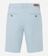 Bermuda masculina de corte slim, confeccionada en sarga lisa color blanco. Cuenta con bolsillos laterales, cierre con botón y cremallera, y trabillas para cinturón.