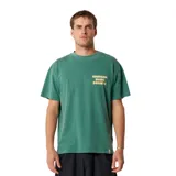 Remera de algodón color verde oscuro con efecto lavado, corte holgado y cuello redondo. Estampado pequeño en el pecho con el texto "Critical Slide Society" en tonos amarillo y naranja.