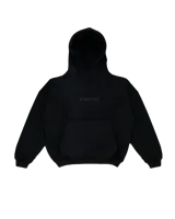 Conjunto deportivo negro, compuesto por un buzo con capucha y bolsillo canguro, y un pantalón de jogging. Ambas prendas tienen estampado puff en el pecho/muslo con el logo de la marca.