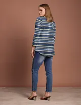 Blusa texturada con cuello redondo y escote en V con aplique metálico. Diseño a rayas horizontales en tonos azul, verde, blanco y negro.