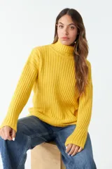 Sweater tejido negro de cuello alto y corte regular.