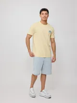 Remera amarilla de algodón con estampado del logo de la marca Rusty en el frente y en la espalda.