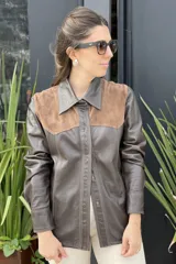 Camisa marrón de cuero ovino italiano, sin forro, con broches en frente y puños, y bolsillos a los costados.