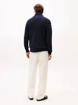 Sweater azul marino de Tommy Hilfiger, confeccionado en algodón con diseño de rayas horizontales texturizadas, cuello perkins con cremallera de un cuarto, puños y bajo de punto canalé, y logo bordado en el pecho.