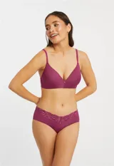Soutien de lycra sin aro y copa formada, marca Montelle. Color violeta. Abrocha detrás en tres posiciones.