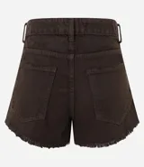 Short de sarga color blanco, modelo slim, con trabillas en la cintura, bolsillos, cierre delantero con botón y cremallera, y terminación deshilachada.