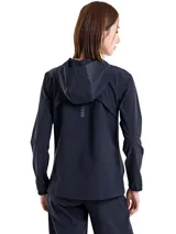 Campera deportiva Under Armour Outrun The Storm para mujer, color negro, con capucha y cierre frontal completo.