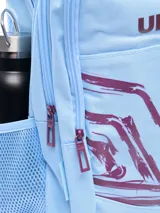 Mochila Umbro modelo Bloop, color gris oscuro con estampado frontal en rojo y detalles en rojo en las cremalleras. Posee bolsillo lateral de malla para botella y logo Umbro plateado en la parte superior.