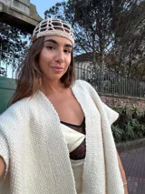 Casquete tejido a mano en hilo color beige, con diseño tipo mesh.