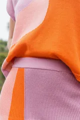 Falda tejida midi con diseño geométrico en colores naranja, amarillo y verde agua.