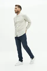 Camisa de lino azul marino con cuello mao, corte semi slim y logo bordado en el pecho.