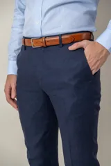 Pantalón de vestir de lino color beige, corte slim fit, con bolsillos laterales y traseros.
