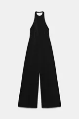 Mono largo negro de cuello halter y espalda descubierta, con pierna ancha. Cierre en espalda con cremallera oculta en costura y botones.