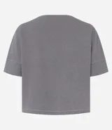 Blusa de crepé con estampado geométrico en blanco y negro, escote redondo y mangas cortas con detalle de doblez.