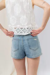 Short de jean azul clásico, de tiro medio, con doble botón frontal, bolsillos delanteros y traseros.