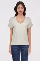 Remera ajustada blanca de algodón, con escote en V y mangas cortas.