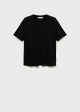 Remera negra de lino con cuello redondo y mangas cortas.