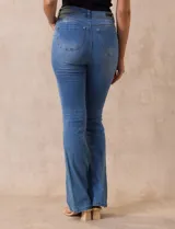 Jean bootcut de tiro alto, pierna recta y terminación bootcut. Pretina con pasadores, botón y cierre. Delantera y trasera con bolsillos.