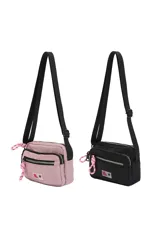 Bandolera negra de poliéster con correa ajustable y múltiples cierres.