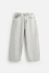 Pantalón de jean gris claro, corte amplio tipo balloon fit, con cinco bolsillos y cierre frontal con botones.