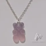 Cadenita de plata 925 con colgante en forma de osito gummy en tonos lilas.