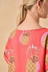 Vestido corto azul con estampado de ananás y mangas cortas con dobladillo.