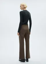Pantalón de vestir color beige de corte palazzo, tiro medio y tejido ligero.