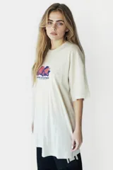 Remera beige con estampado de frutas y texto en azul.