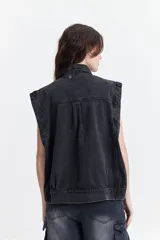 Chaleco denim negro con fit relajado y hombros caídos.