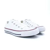 Championes Converse Chuck Taylor Ox de lona color blanco con detalles en rojo y azul en la suela.