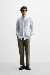 Pantalón de vestir azul marino, de corte recto, confeccionado en lino.