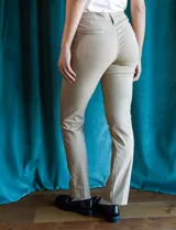 Pantalón recto de gabardina elastizada, con pretina, botones y cierre, tres bolsillos delanteros y bolsillos ojal traseros, de la marca Zac & Rachel.