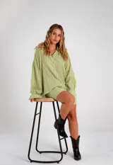 Conjunto verde claro con camisa de manga larga abotonada y short.