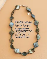 Collar corto con cuadrados de nácar negro, cristalitos facetados y separadores de acero.