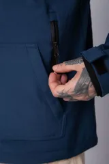 Campera azul con capucha, cierre frontal y bolsillos laterales con cierre.