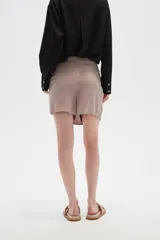 Short color beige con diseño cruzado y nudo en la parte delantera.